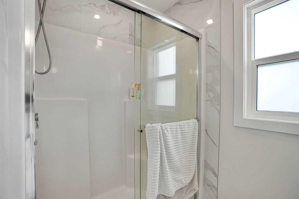 101 Wolf Hollow Terrace Se, Calgary, AB - Indoor Photo Showing Bathroom