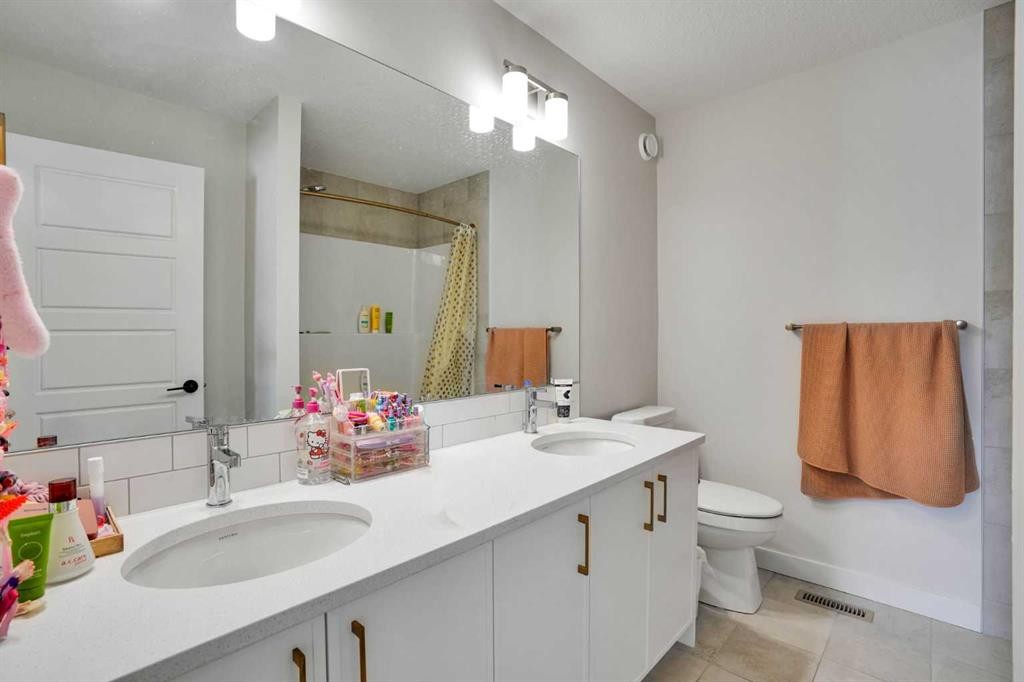 101 Wolf Hollow Terrace Se, Calgary, AB - Indoor Photo Showing Bathroom
