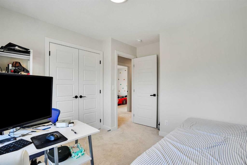 101 Wolf Hollow Terrace Se, Calgary, AB - Indoor Photo Showing Bedroom