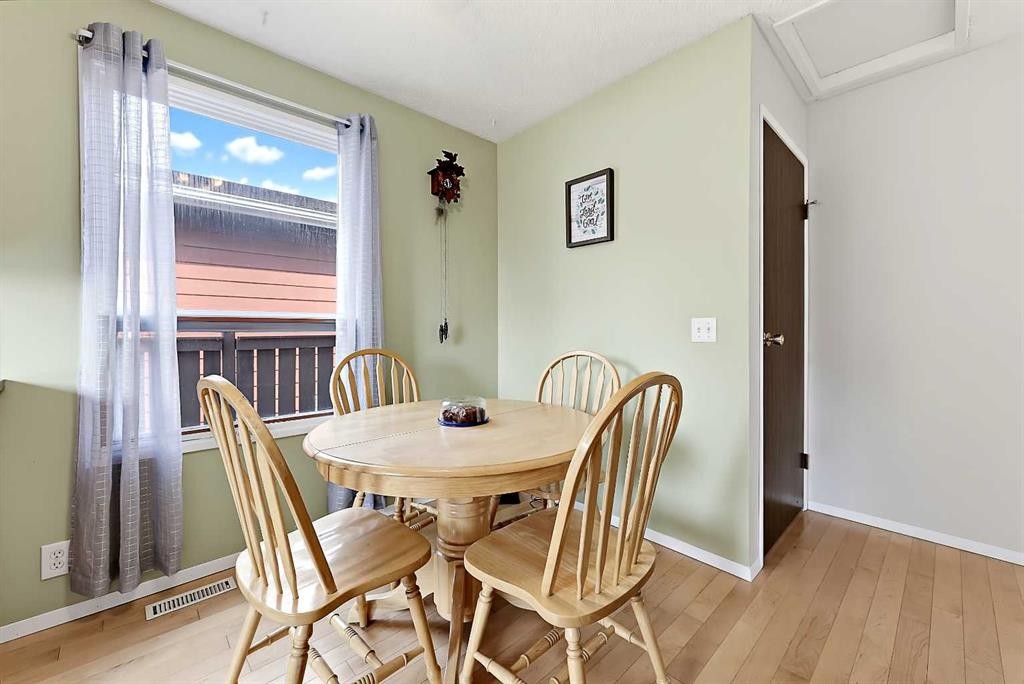 40 River Valley Crescent Se, Calgary, AB - Indoor Photo Showing Dining Room