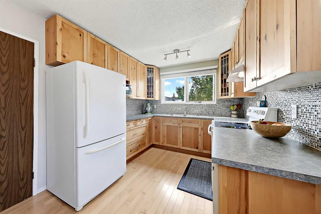 40 River Valley Crescent Se, Calgary, AB - Indoor Photo Showing Kitchen