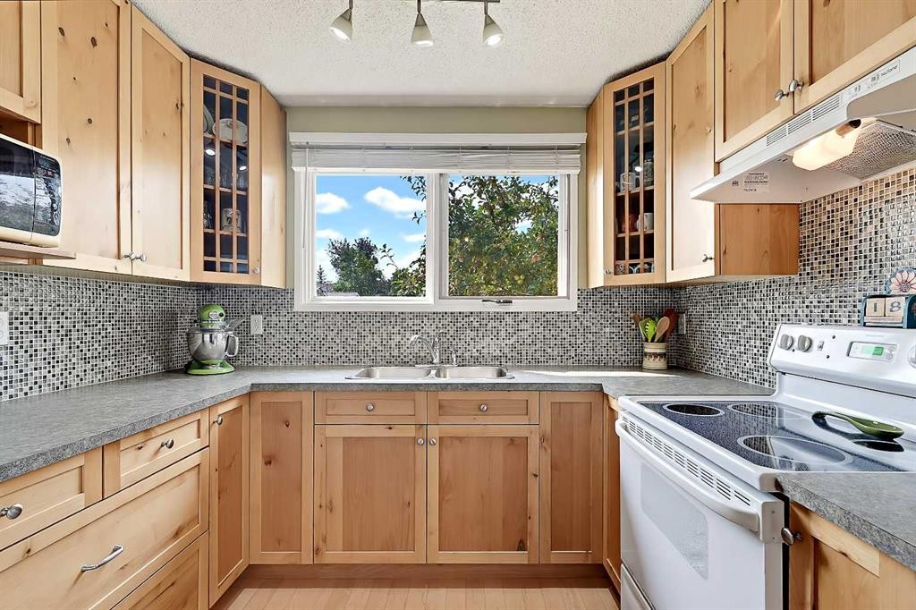 40 River Valley Crescent Se, Calgary, AB - Indoor Photo Showing Kitchen With Double Sink