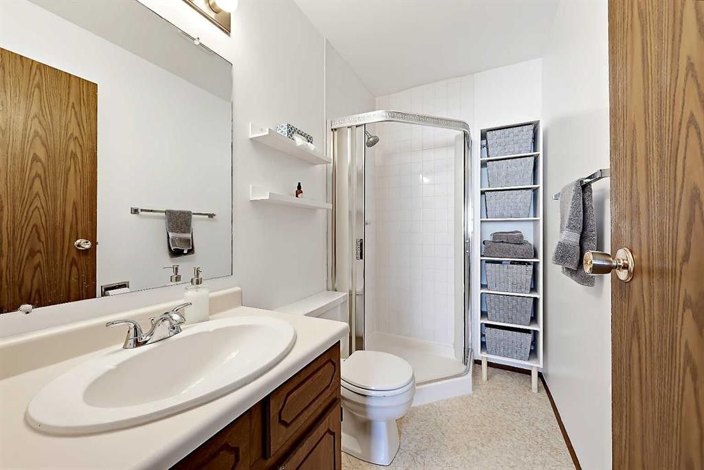 40 River Valley Crescent Se, Calgary, AB - Indoor Photo Showing Bathroom