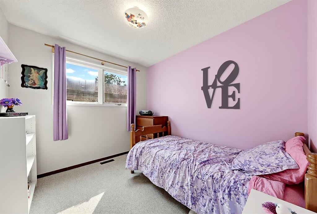 40 River Valley Crescent Se, Calgary, AB - Indoor Photo Showing Bedroom