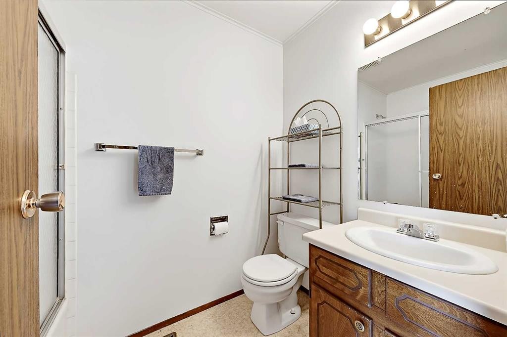 40 River Valley Crescent Se, Calgary, AB - Indoor Photo Showing Bathroom