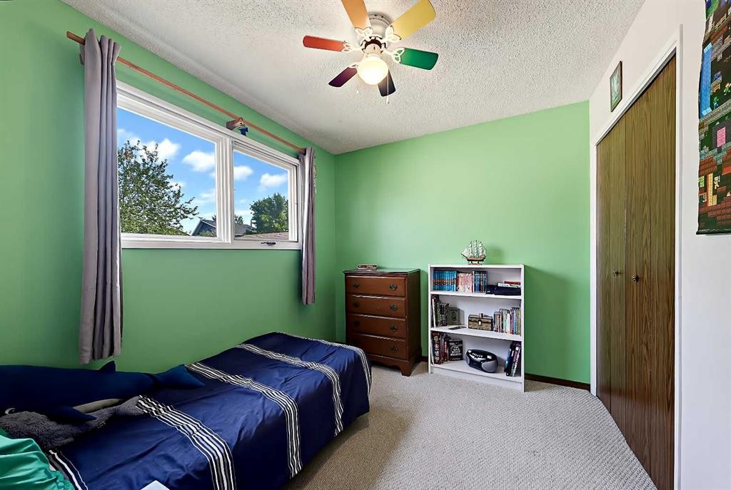 40 River Valley Crescent Se, Calgary, AB - Indoor Photo Showing Bedroom