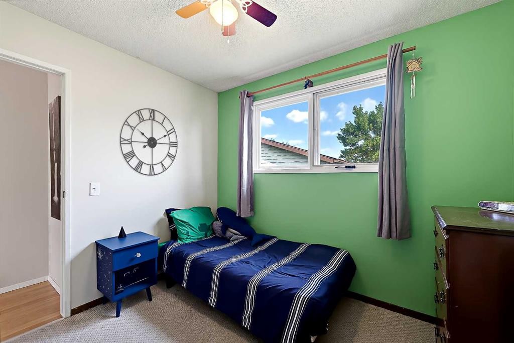 40 River Valley Crescent Se, Calgary, AB - Indoor Photo Showing Bedroom