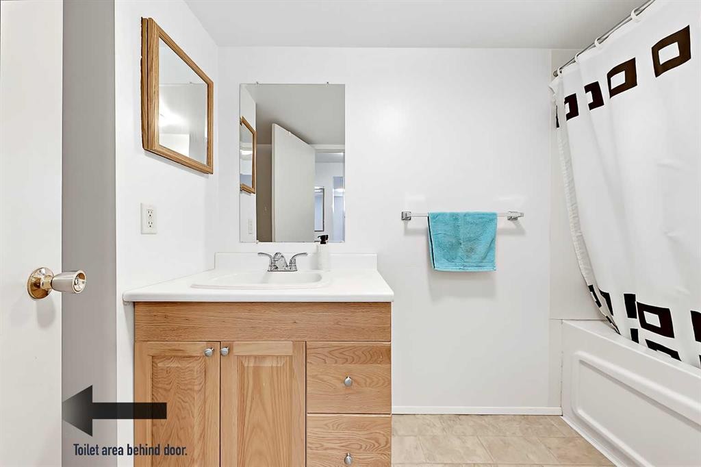 40 River Valley Crescent Se, Calgary, AB - Indoor Photo Showing Bathroom