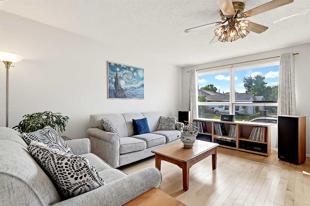 40 River Valley Crescent Se, Calgary, AB - Indoor Photo Showing Living Room