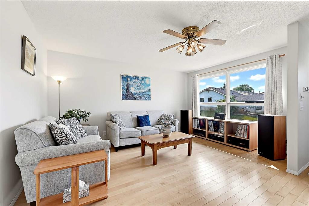 40 River Valley Crescent Se, Calgary, AB - Indoor Photo Showing Living Room