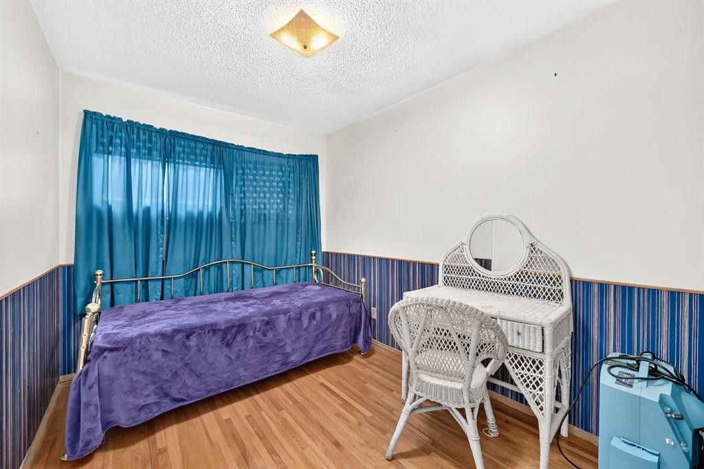 728 Willacy Drive Se, Calgary, AB - Indoor Photo Showing Bedroom