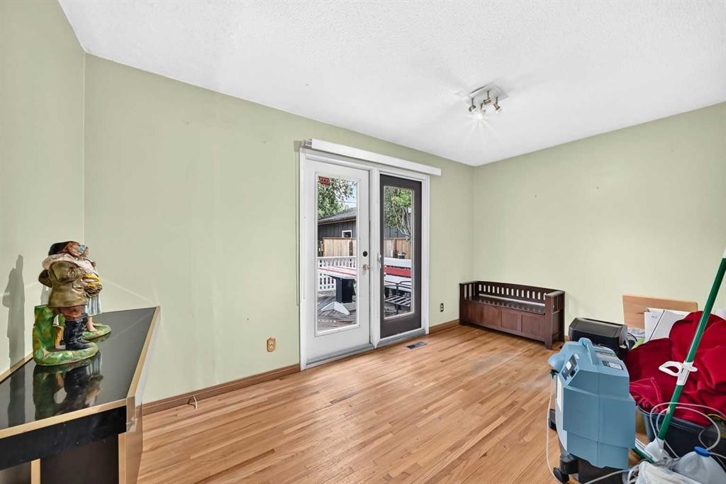 728 Willacy Drive Se, Calgary, AB - Indoor