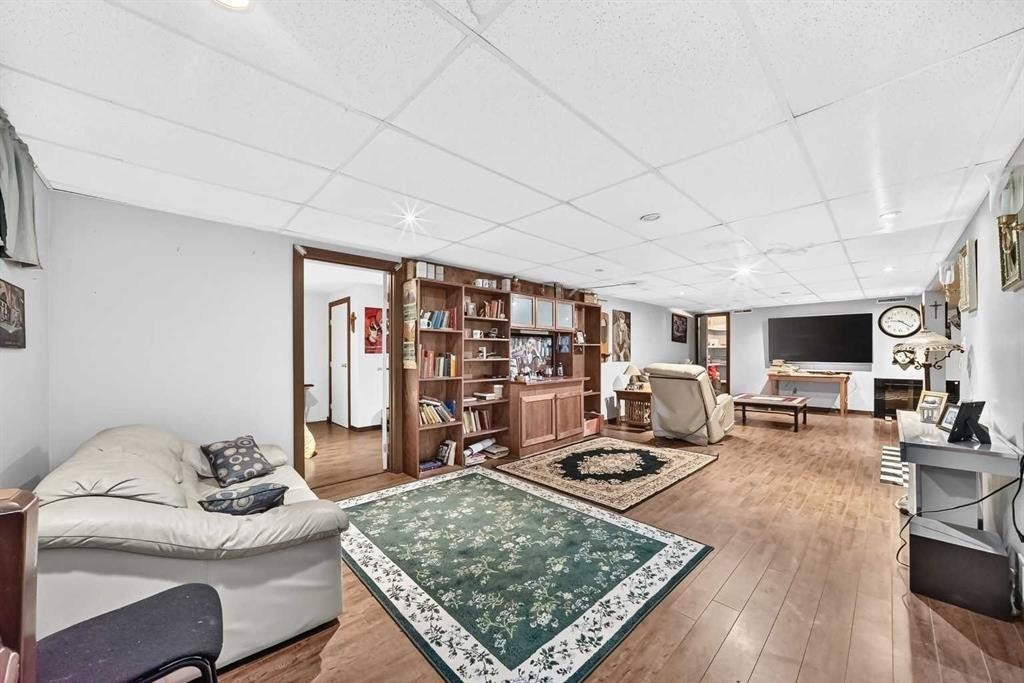 728 Willacy Drive Se, Calgary, AB - Indoor