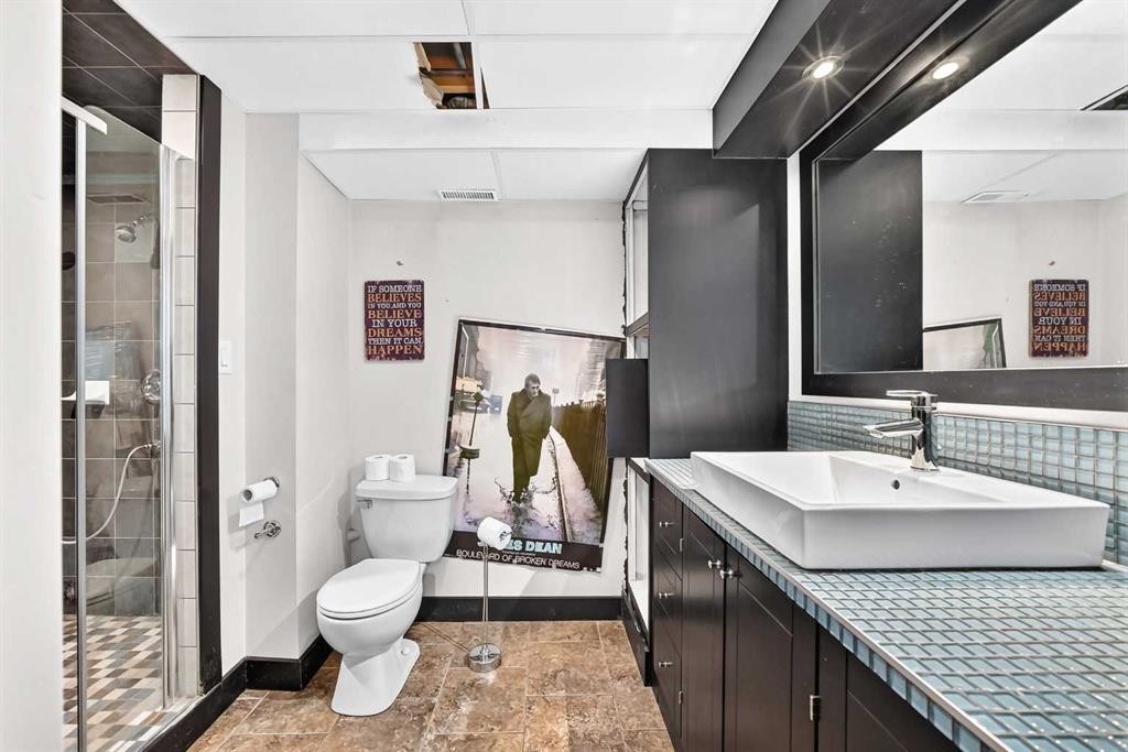 728 Willacy Drive Se, Calgary, AB - Indoor Photo Showing Bathroom