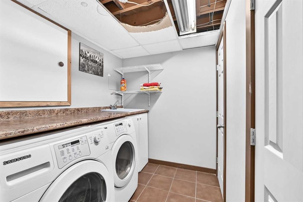 728 Willacy Drive Se, Calgary, AB - Indoor Photo Showing Laundry Room