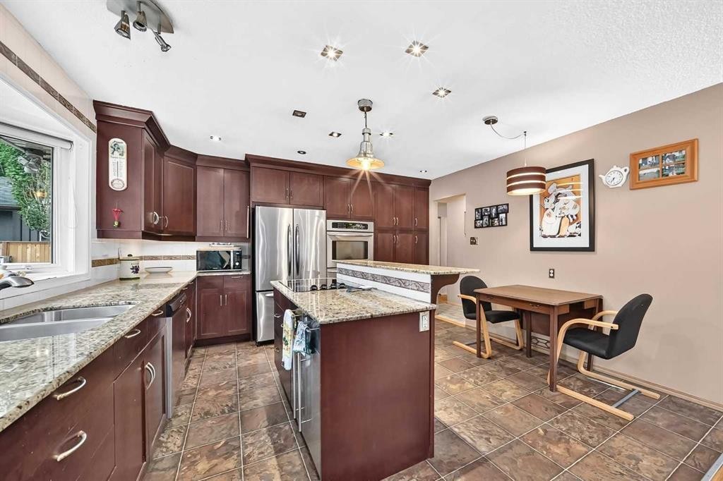 728 Willacy Drive Se, Calgary, AB - Indoor Photo Showing Kitchen With Stainless Steel Kitchen With Double Sink With Upgraded Kitchen