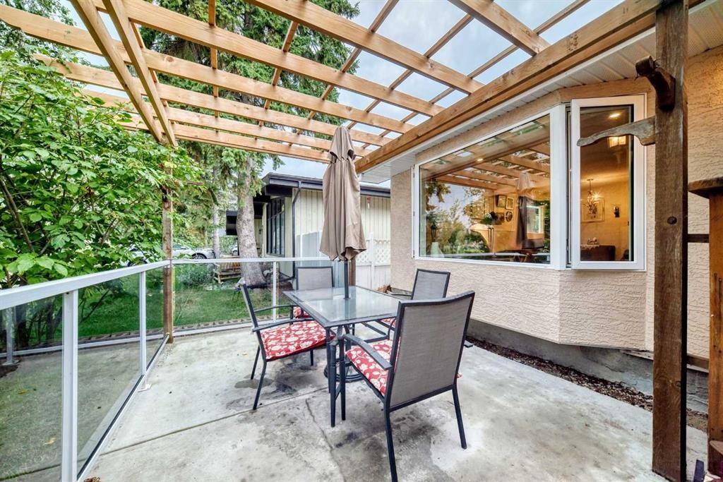 728 Willacy Drive Se, Calgary, AB - Outdoor