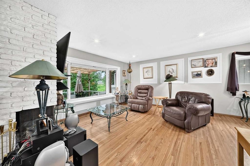 728 Willacy Drive Se, Calgary, AB - Indoor Photo Showing Living Room