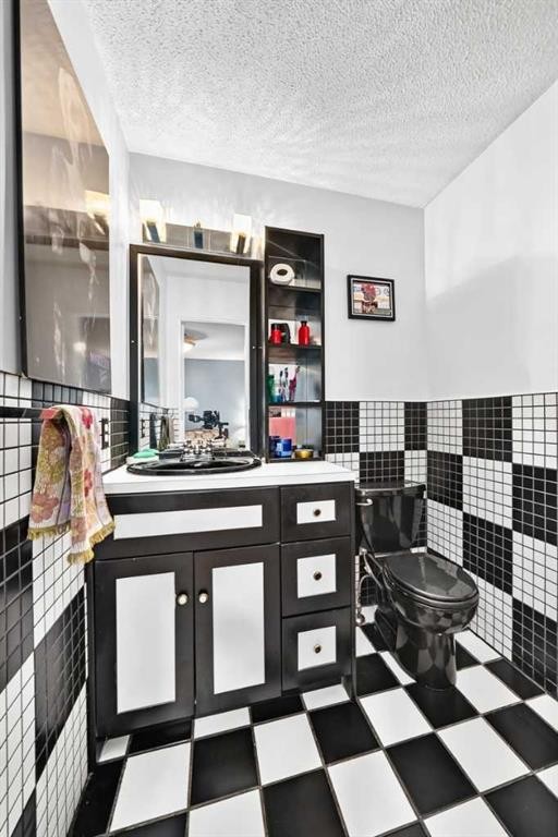 728 Willacy Drive Se, Calgary, AB - Indoor