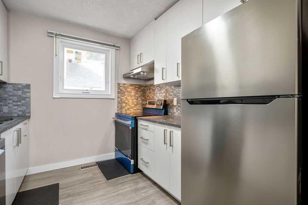 123 Shawglen Rise Sw, Calgary, AB - Indoor Photo Showing Kitchen With Upgraded Kitchen