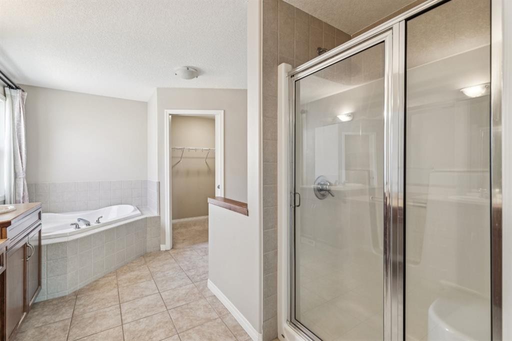 91 St Moritz Terrace Sw, Calgary, AB - Indoor Photo Showing Bathroom