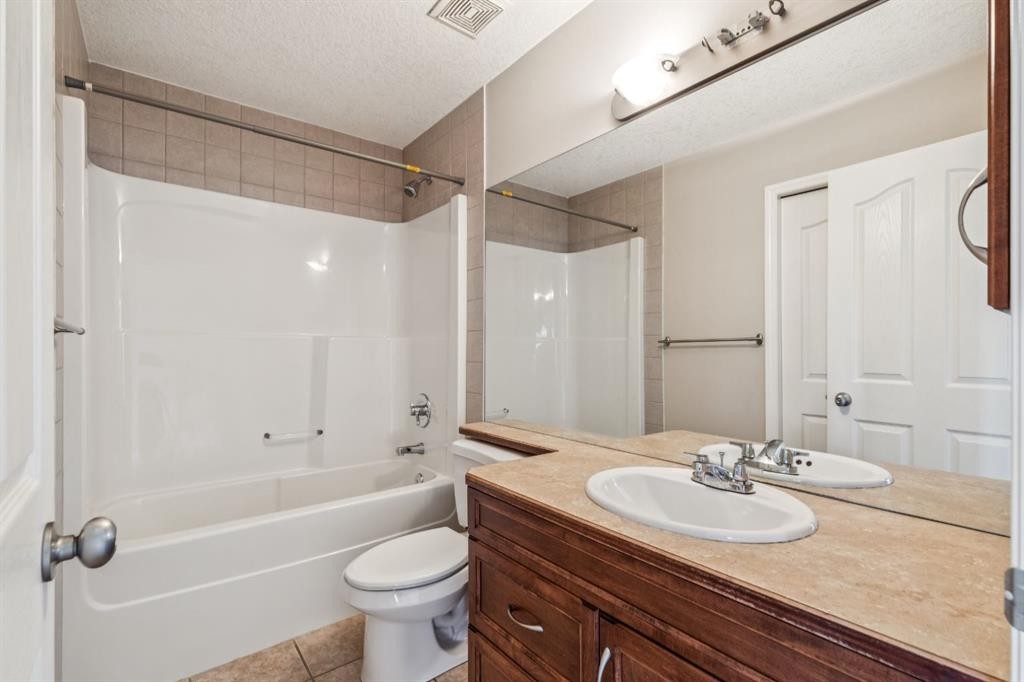 91 St Moritz Terrace Sw, Calgary, AB - Indoor Photo Showing Bathroom