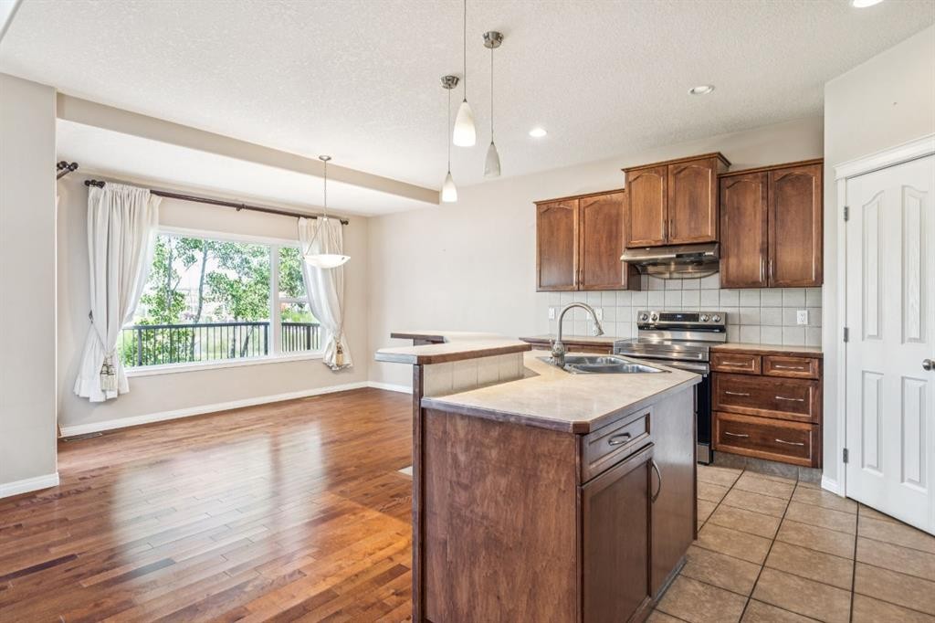 91 St Moritz Terrace Sw, Calgary, AB - Indoor Photo Showing Kitchen
