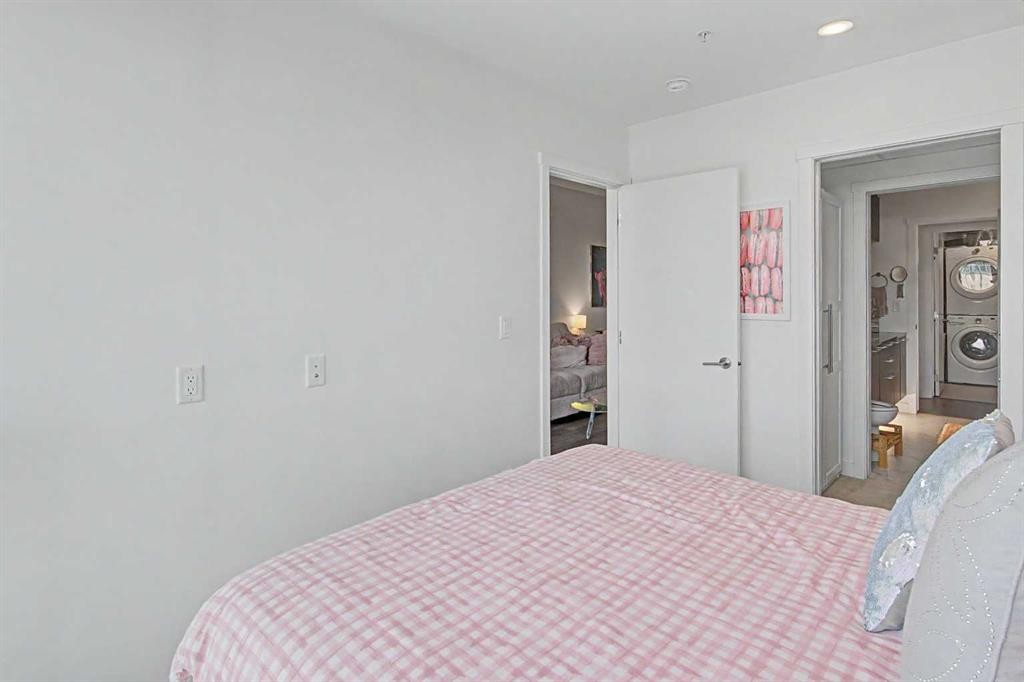 422-88 9 Street Ne, Calgary, AB - Indoor Photo Showing Bedroom