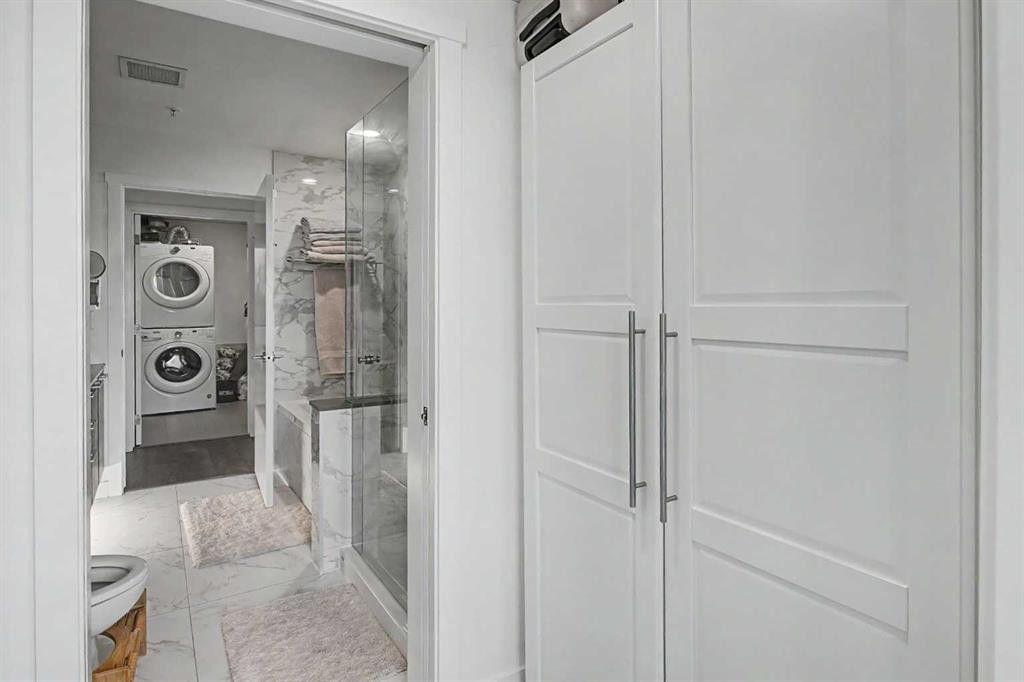 422-88 9 Street Ne, Calgary, AB - Indoor Photo Showing Other Room