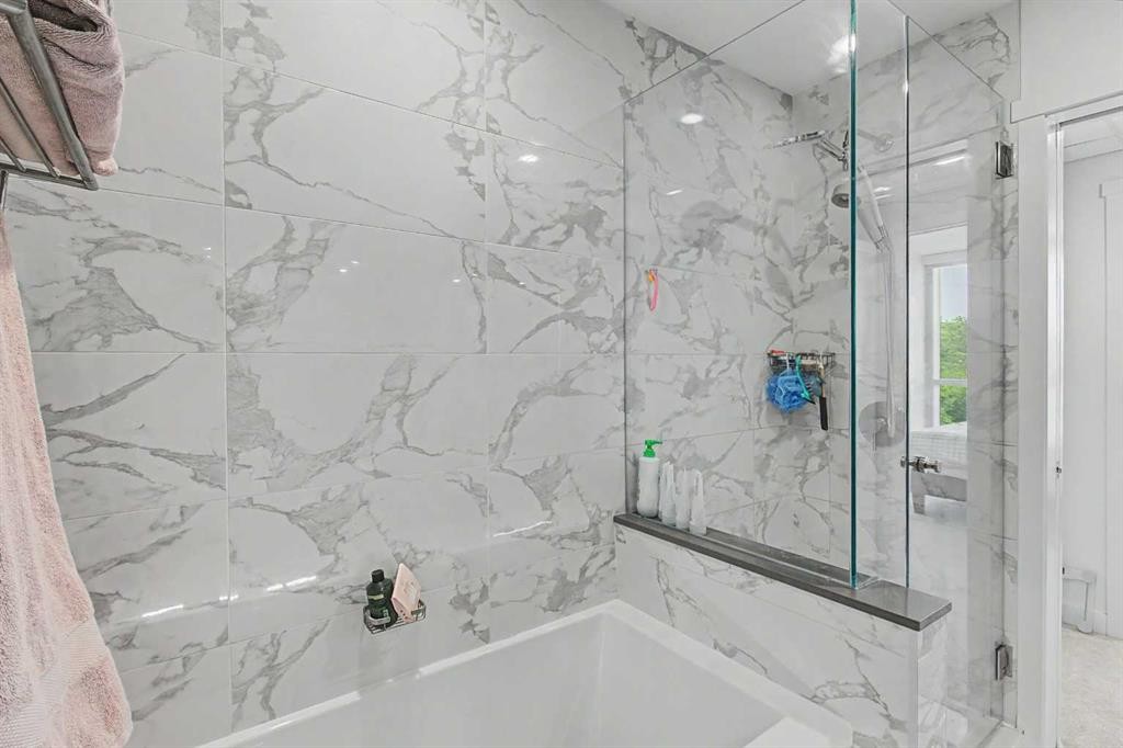 422-88 9 Street Ne, Calgary, AB - Indoor Photo Showing Bathroom