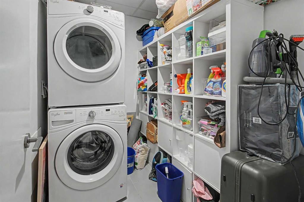 422-88 9 Street Ne, Calgary, AB - Indoor Photo Showing Laundry Room