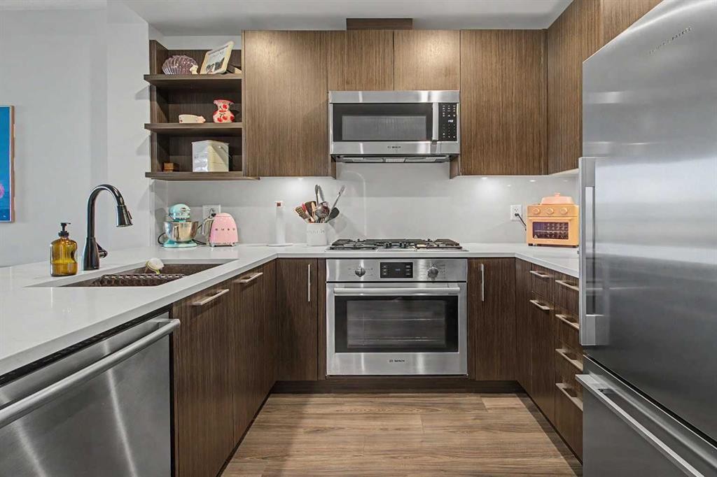 422-88 9 Street Ne, Calgary, AB - Indoor Photo Showing Kitchen With Double Sink With Upgraded Kitchen