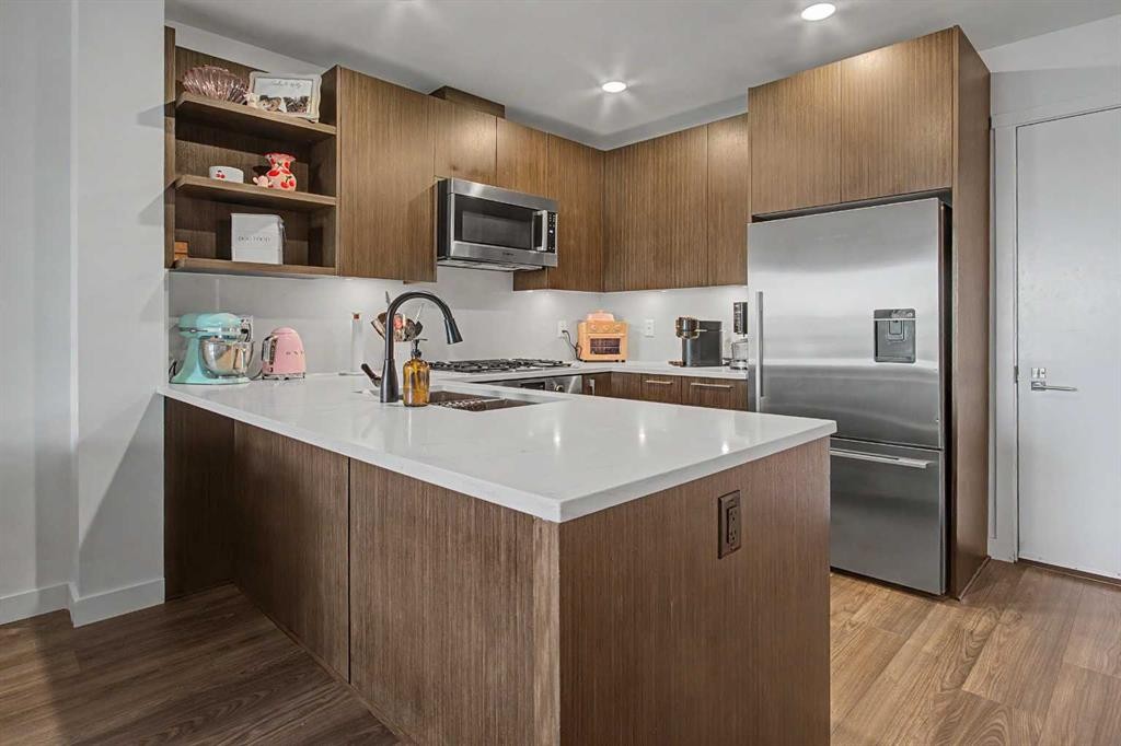 422-88 9 Street Ne, Calgary, AB - Indoor Photo Showing Kitchen With Upgraded Kitchen