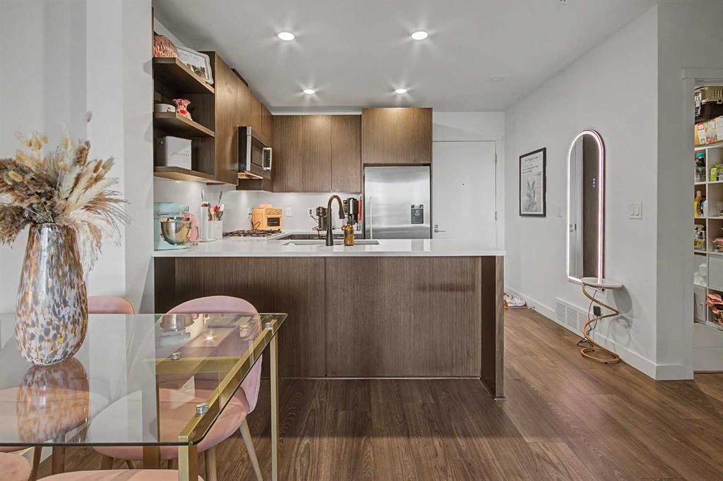 422-88 9 Street Ne, Calgary, AB - Indoor Photo Showing Kitchen With Upgraded Kitchen