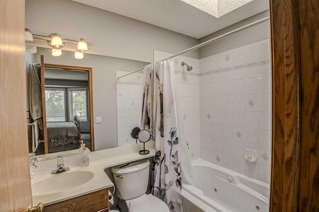 124 Del Ray Close Ne, Calgary, AB - Indoor Photo Showing Bathroom