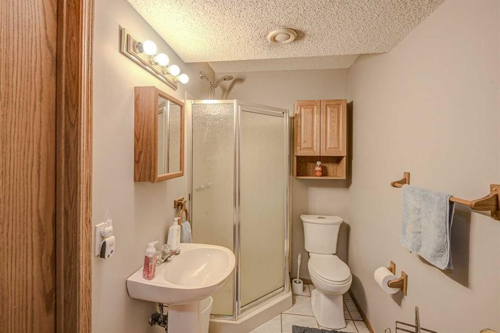 124 Del Ray Close Ne, Calgary, AB - Indoor Photo Showing Bathroom