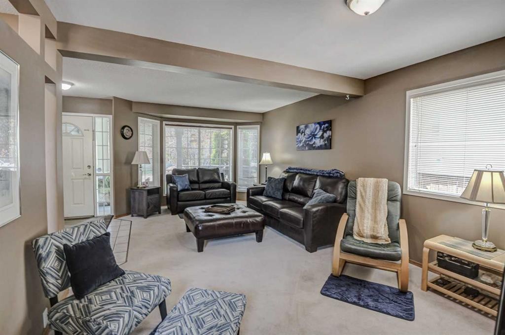 124 Del Ray Close Ne, Calgary, AB - Indoor Photo Showing Living Room