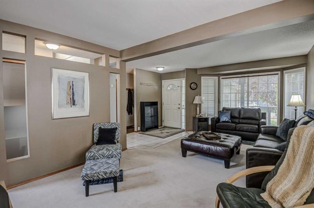 124 Del Ray Close Ne, Calgary, AB - Indoor Photo Showing Living Room