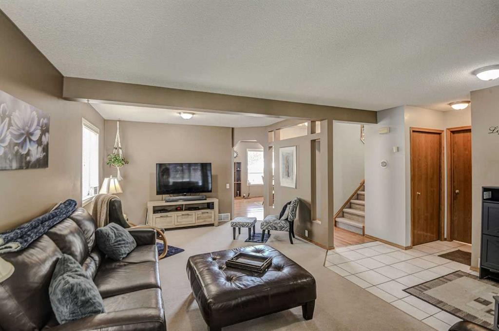 124 Del Ray Close Ne, Calgary, AB - Indoor Photo Showing Living Room