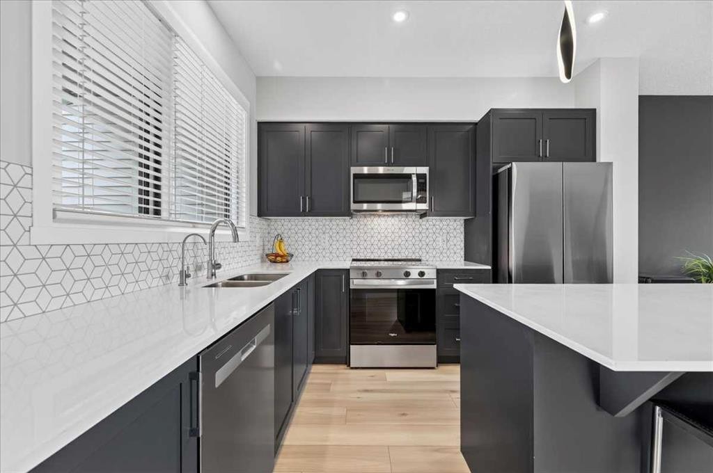 401-81 Midtown Boulevard Sw, Airdrie, AB - Indoor Photo Showing Kitchen With Stainless Steel Kitchen With Double Sink With Upgraded Kitchen