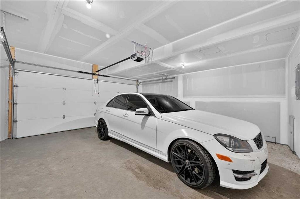 401-81 Midtown Boulevard Sw, Airdrie, AB - Indoor Photo Showing Garage
