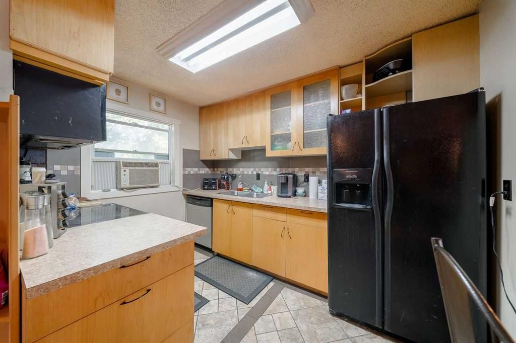 3603 29A Avenue Se, Calgary, AB - Indoor Photo Showing Kitchen