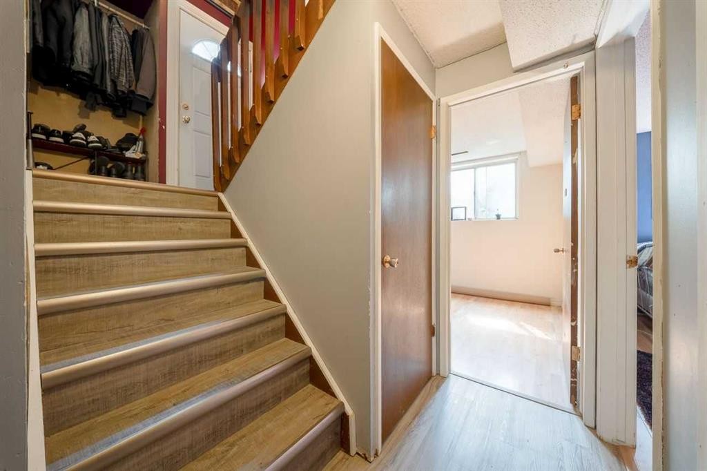 3603 29A Avenue Se, Calgary, AB - Indoor Photo Showing Other Room