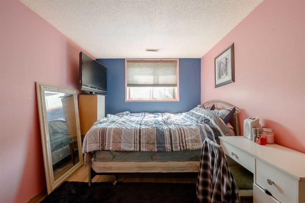 3603 29A Avenue Se, Calgary, AB - Indoor Photo Showing Bedroom
