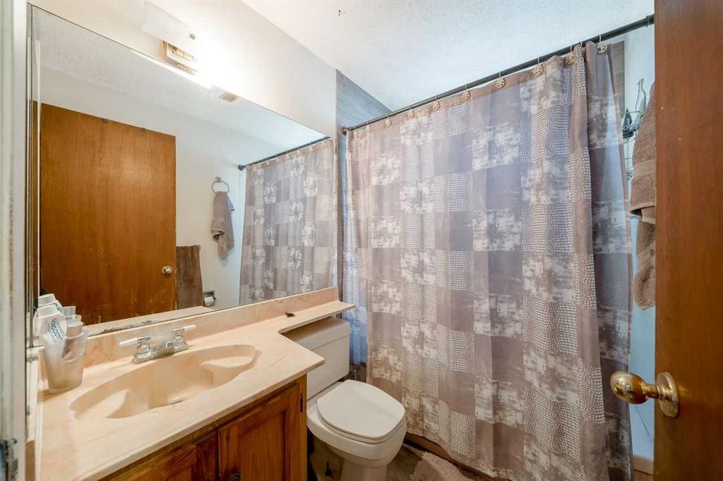 3603 29A Avenue Se, Calgary, AB - Indoor Photo Showing Bathroom