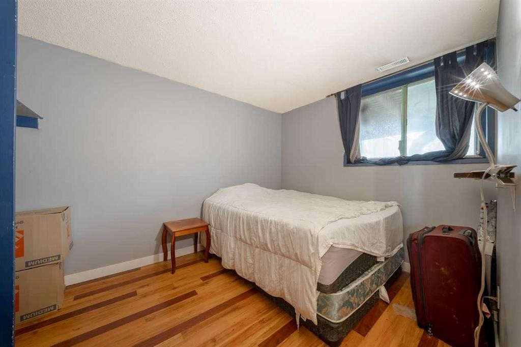 3603 29A Avenue Se, Calgary, AB - Indoor Photo Showing Bedroom