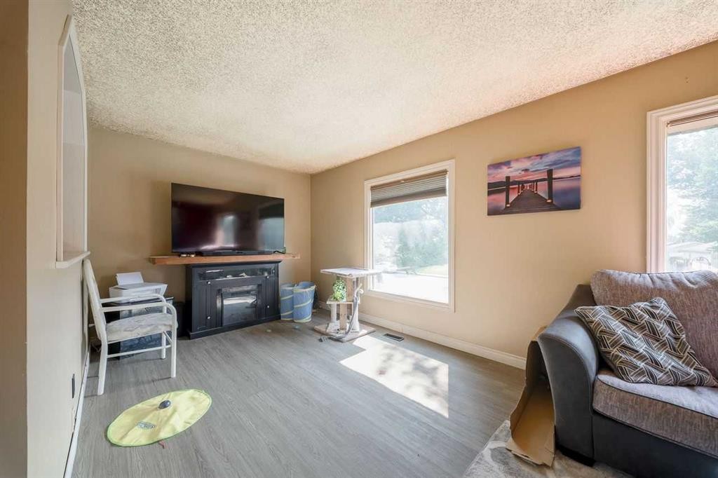 3603 29A Avenue Se, Calgary, AB - Indoor Photo Showing Living Room