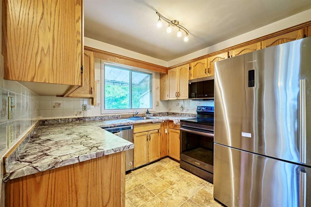 627 94 Avenue Sw, Calgary, AB - Indoor Photo Showing Kitchen