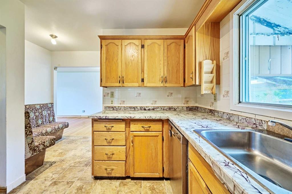 627 94 Avenue Sw, Calgary, AB - Indoor Photo Showing Kitchen