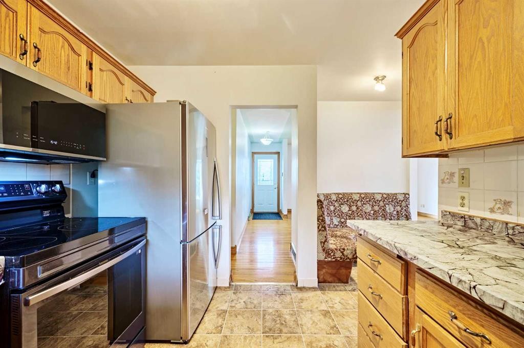 627 94 Avenue Sw, Calgary, AB - Indoor Photo Showing Kitchen